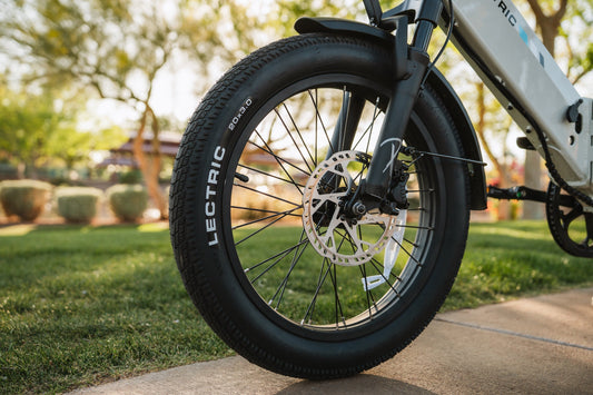 Décomposer les pneus lectriques : bande de roulement, type et conseils